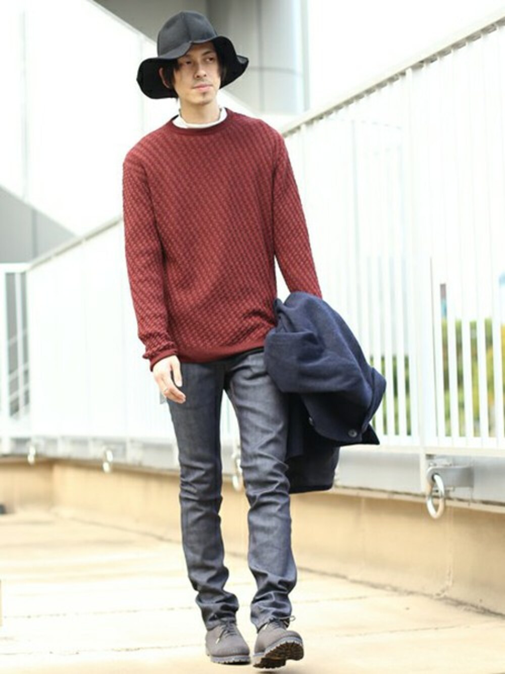 「コート、ニット、デニム、レッド」｜「STUDIOUSのSTUDIOUS シャドーチェックニット MADE IN JAPAN（ニット/セーター、レッド系）」を使った、宮城さん（メンズ・175cm）の秋コーディネートの1枚目の写真