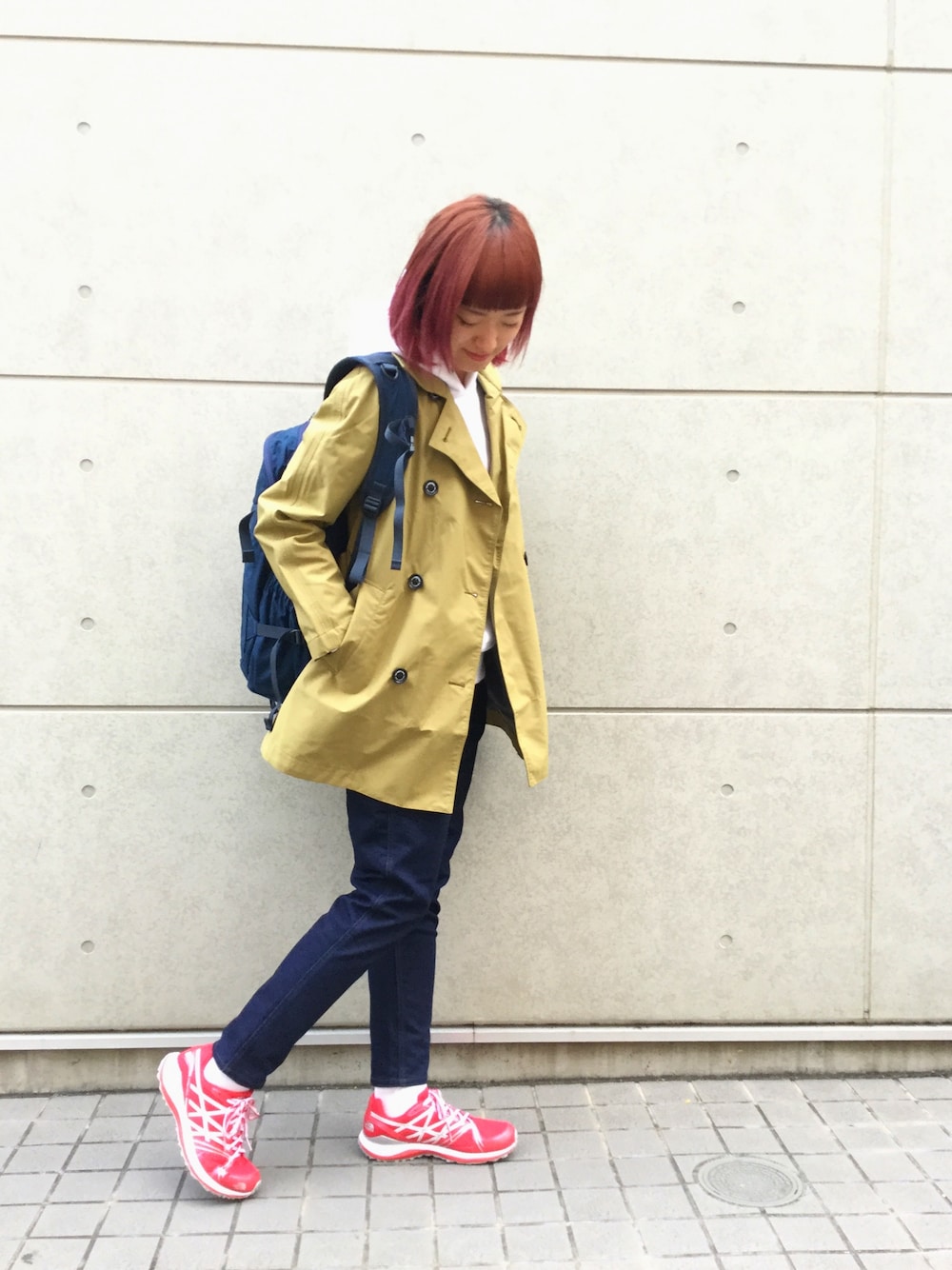 「カジュアル、スニーカーコーデ、大人カジュアル、デニムパンツ、THE NORTH FACE、SPORTS MIX」｜「THE NORTH FACEのザ・ノース・フェイス　デイパック　/　ボストーク28（バックパック/リュック、ブルー系）」を使った、natsuさん（レディース・158cm）の春コーディネートの1枚目の写真
