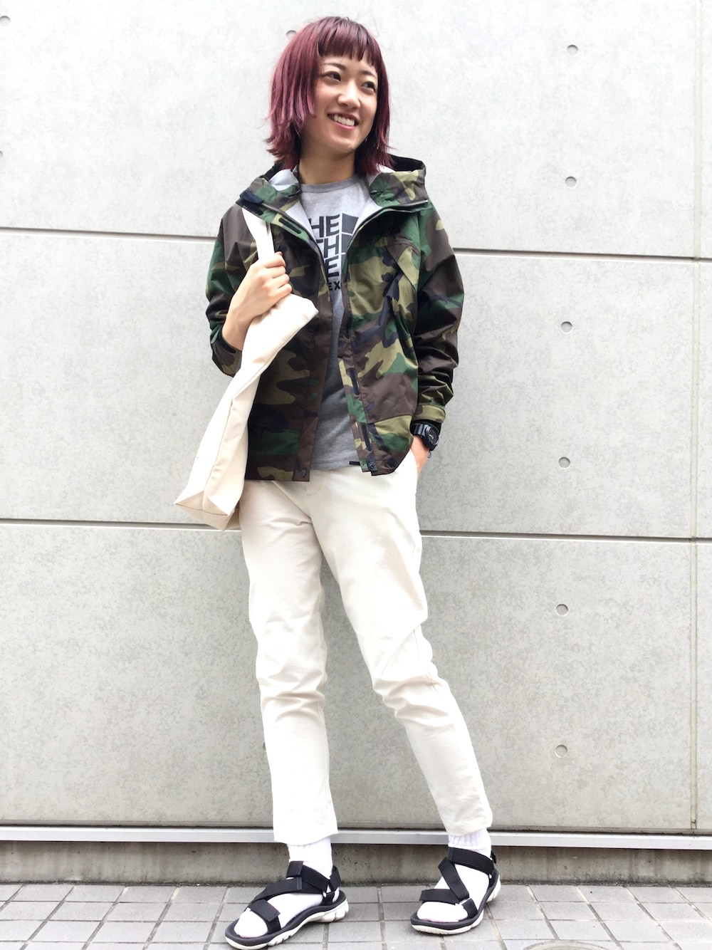 「大人カジュアル、THE NORTH FACE、Comouflage、outdoor、楽チンコーデ、サンダル、CAMP STYLE」｜「THE NORTH FACEのザ・ノース・フェイス ウィメンズマウンテンレインジャケット / ノベルティドットショットジャケット（マウンテンパーカー、その他）」を使った、natsuさん（レディース・161cm）の春コーディネートの1枚目の写真