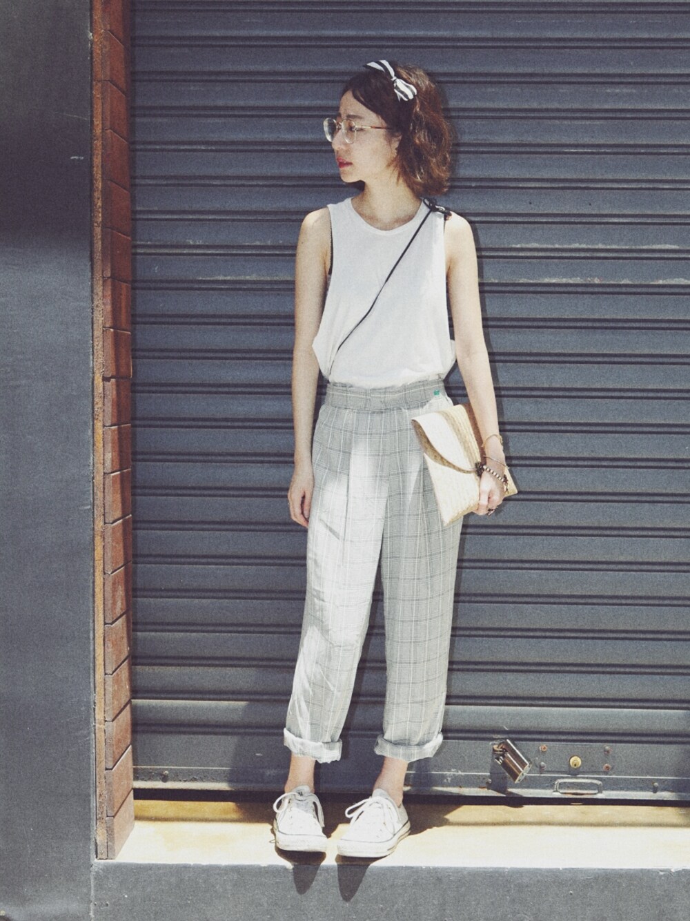 「古着、テーパードパンツ、SPORTS MIX、VINTAGE、ヘアバンド、converse、モノトーン、チェックパンツ、丸メガネ、monotone」｜「bymanesskoのby manessko（Tシャツ/カットソー、ホワイト系）」を使った、maness.kmyさん（レディース・154cm）の夏コーディネートの1枚目の写真