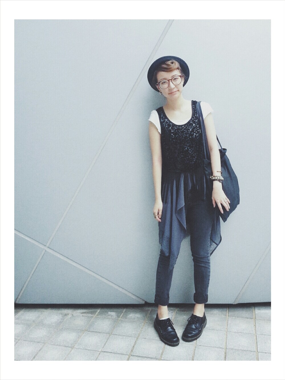 「black、VINTAGE、 キャップ、丸メガネ、金髪、腰巻きスタイル、BASIC、classic、layering、round」｜「forever21のアイテム（ベスト、ブラック系）」を使った、maness.kmyさん（レディース・154cm）の夏コーディネートの1枚目の写真