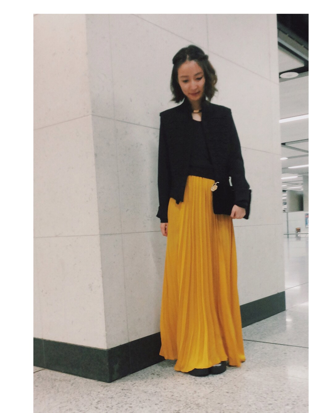 「skirt、yellow、fall」｜「ZARAの
（ミリタリージャケット、ブラック系）」を使った、maness.kmyさん（レディース・154cm）の秋コーディネートの1枚目の写真