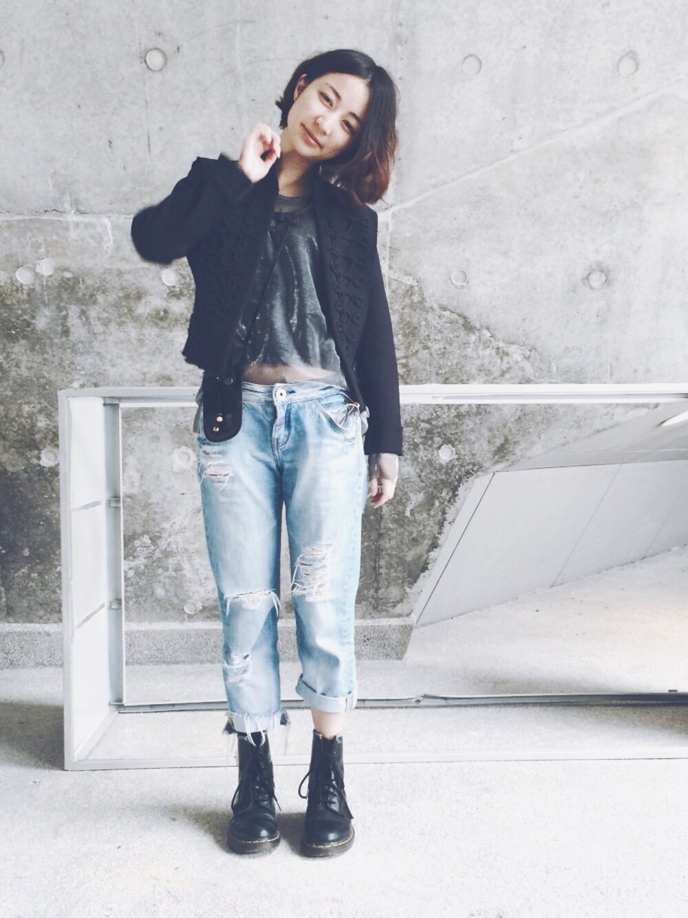 「outfit、Hong Kong、vintage、古着、Japan、Dr.Martens、jeans、sweater」｜「MONKIのSheer silvery sweater（ニット/セーター、シルバー系）」を使った、maness.kmyさん（レディース・154cm）の春コーディネートの1枚目の写真