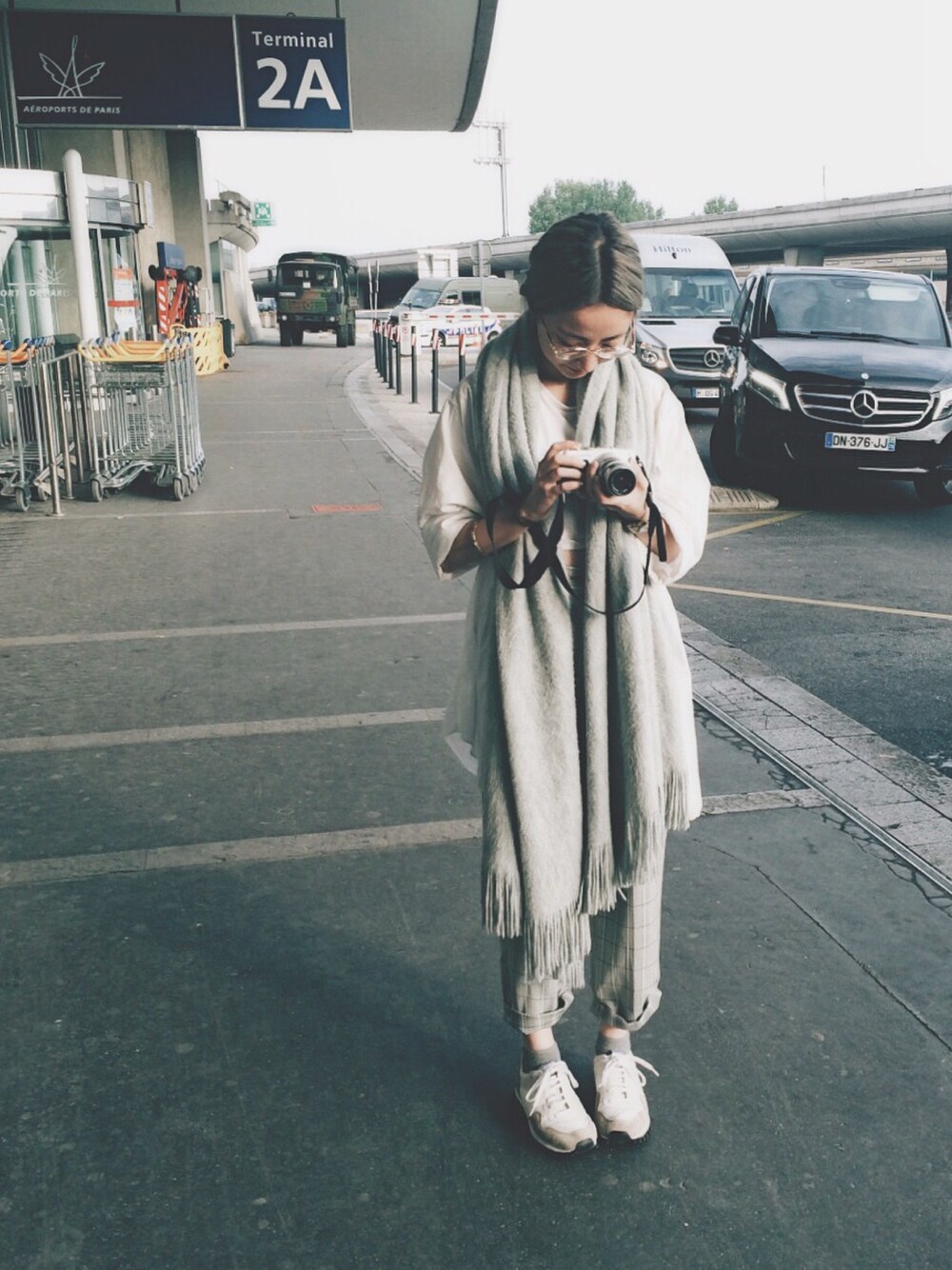 「VINTAGE、medium_rare、grey、PARIS、Hong Kong、checked、古著、travel」｜「SPALWARTのアイテム（スニーカー、ホワイト系）」を使った、maness.kmyさん（レディース・154cm）の夏コーディネートの1枚目の写真