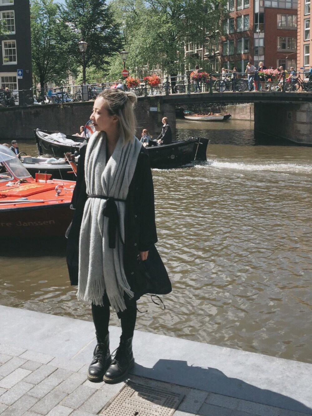 「Japan、Hong Kong、travel、layering、black、grey」｜「H&Mのアイテム（マフラー、グレー系）」を使った、maness.kmyさん（レディース・154cm）の夏コーディネートの1枚目の写真