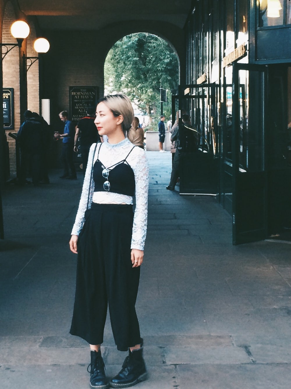 「Japan、travel、Hong Kong、black、ootd、pants、girl、旅行、黑、Dr.Martens」｜「H&MのBaby Blue Lace Crop Top（トップス、ブルー系）」を使った、maness.kmyさん（レディース・154cm）の夏コーディネートの1枚目の写真