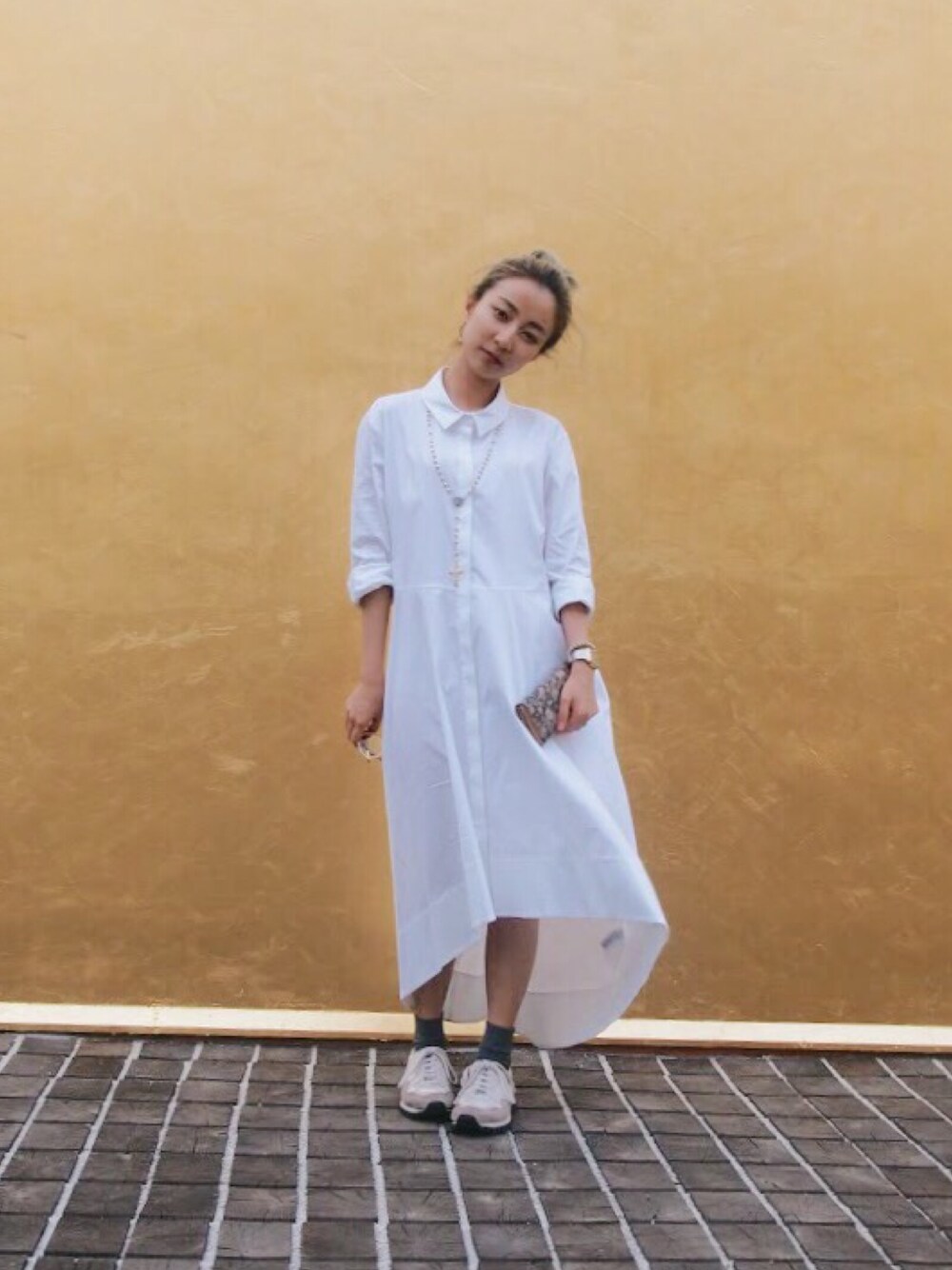 「gold、autumn、白、秋、ootd、Japan、travel、hongkong」｜「COSのアイテム（シャツワンピース、ホワイト系）」を使った、maness.kmyさん（レディース・154cm）の秋コーディネートの1枚目の写真