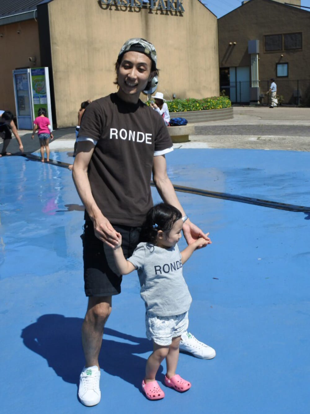 「夏コーデ、大人カジュアル、ハーフパンツ、ペアルック、家族みんなでペアルック、河川環境楽園」｜「Mila Owenのアイテム（Tシャツ/カットソー、ブラウン系）」を使った、BT4.0さん（メンズ・172cm）の夏コーディネートの1枚目の写真