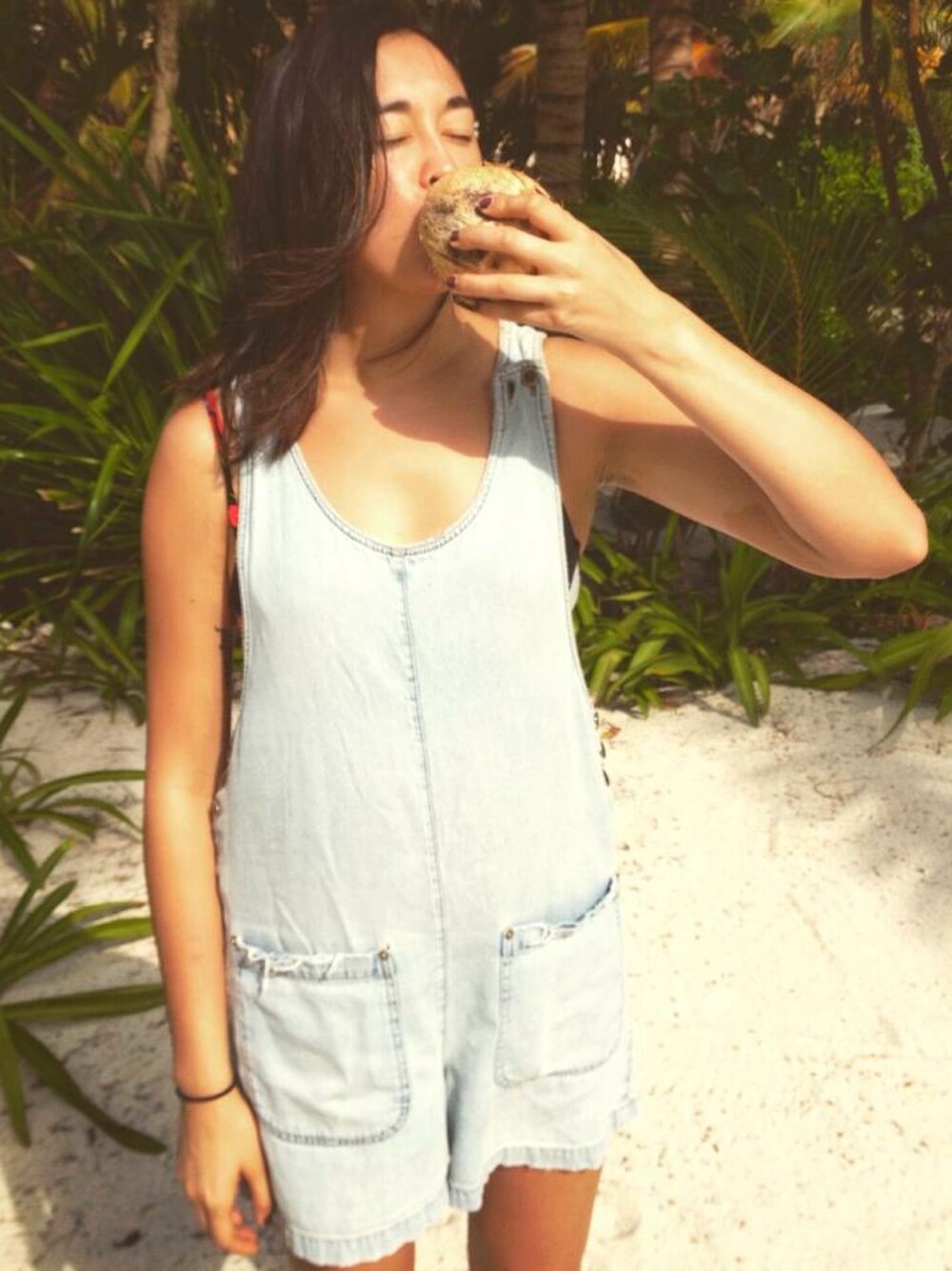 「rompers_wmag、denim、rompers、mexico、beach」｜「Levi'sのアイテム（サロペット/オーバーオール、ブルー系）」を使った、amiさん（レディース・175cm）の夏コーディネートの1枚目の写真