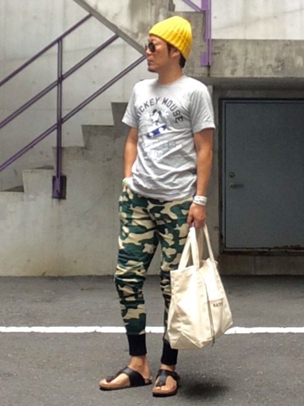 その他のセットアップ、グレー系のTシャツ/カットソー、ベージュ系のトートバッグを着用したメンズの夏コーディネートの1枚目の写真