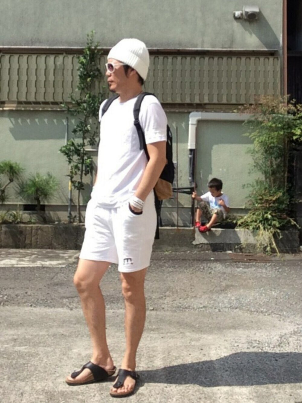 「白黒コーデフェス、夏コーデ、サンダル、7月WEAR夏のサンダル祭り、ホワイトパンツ、アダルトおカワたん部、大人カジュアル、WEAR♡静岡、ootd、ショートパンツ」｜「MYSELF ABAHOUSEのTHE NORTH FACE Medium Daypack（バックパック/リュック、ブラック系）」を使った、HIROさん（メンズ・174cm）の夏コーディネートの1枚目の写真