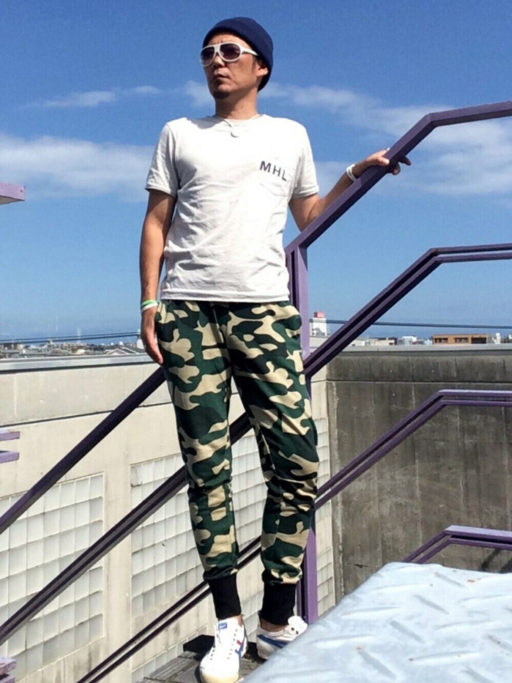 その他のセットアップ、グレー系のTシャツ/カットソー、ホワイト系のスニーカーを着用したメンズの夏コーディネートの1枚目の写真