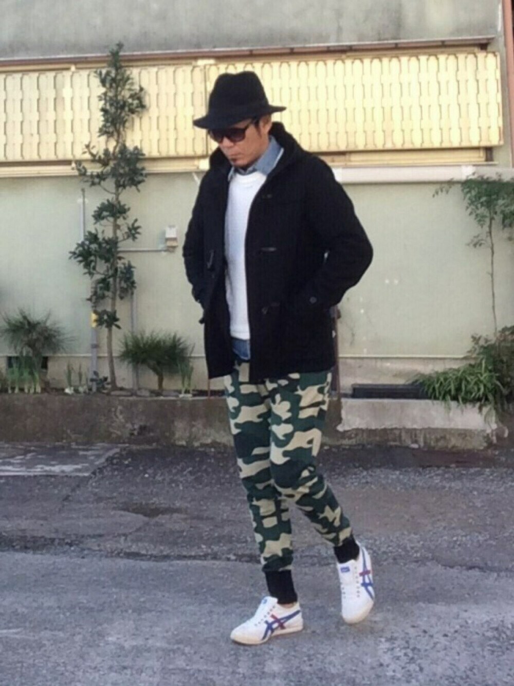 ブラック系のダッフルコート、ブルー系のシャツ/ブラウス、ホワイト系のニット/セーターを着用したメンズの秋コーディネートの1枚目の写真