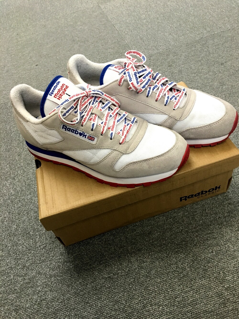 「スニーカー、メゾンキツネ、リーボック(Reebok)、トリコロール、コラボスニーカー」｜「Reebokのアイテム（スニーカー、グレー系）」を使った、a2cさん（メンズ・167cm）の春コーディネートの1枚目の写真