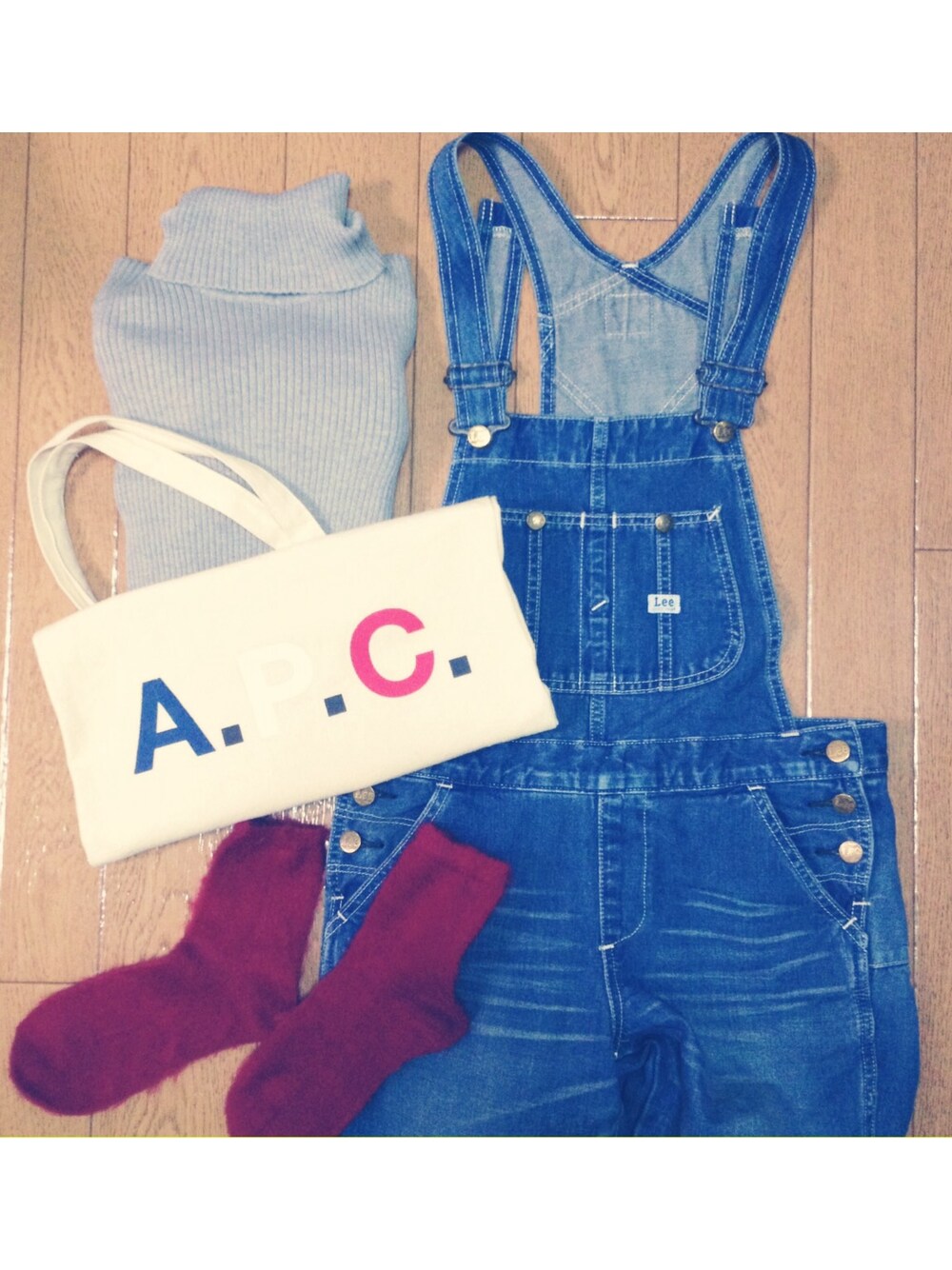 「オーバーオール、LEE、BEAUTY&YOUTH UNITED ARROWS、タートルネック、A.P.C.、トートバッグ、赤い靴下、Dr.Martens」｜「BEAUTY&YOUTH UNITED ARROWSのBYBC LEE デニムオーバーオール（サロペット/オーバーオール、ブルー系）」を使った、mahonさん（レディース・160cm）の冬コーディネートの1枚目の写真