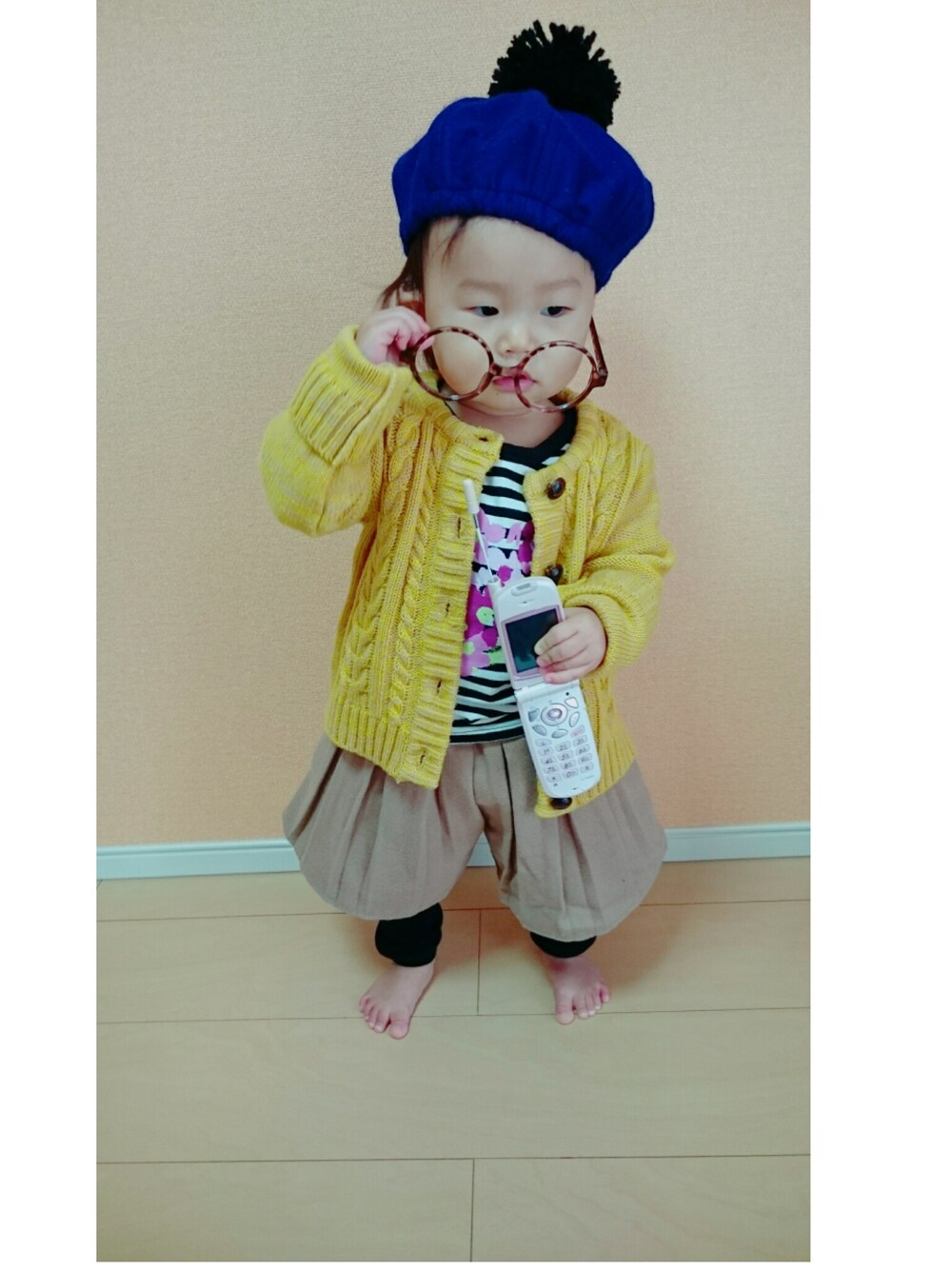 「ベレー帽×メガネ、1歳、カーディガン、女の子」｜「韓国子供服のアイテム（ハンチング/ベレー帽、ブルー系）」を使った、みひろさん（キッズ・80cm）の冬コーディネートの1枚目の写真