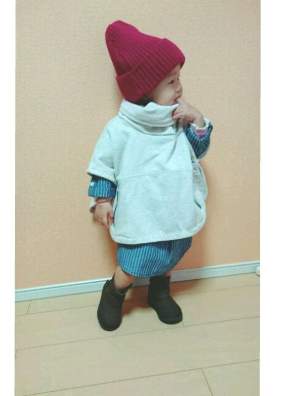 「キッズコーデ、女の子、1歳、デニムシャツ、シャツワンピ」｜「NEW ERAのCUFF MILITARY KNIT（ニットキャップ/ビーニー、レッド系）」を使った、みひろさん（キッズ・70cm）の冬コーディネートの1枚目の写真