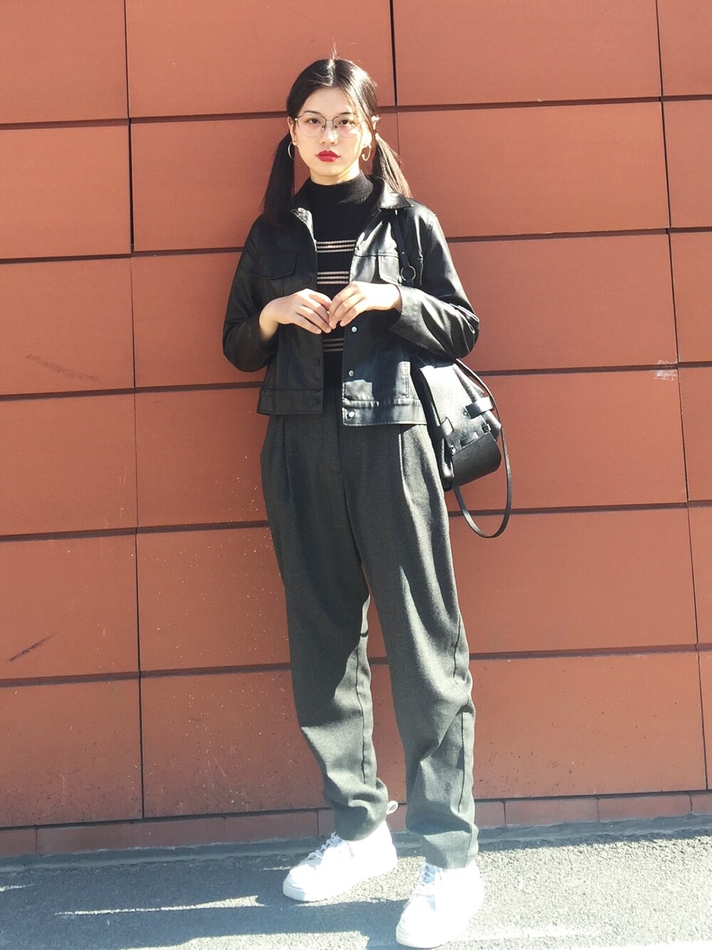 「outfit、MONKI、Dr.Martens、もこもこ、オーバーサイズ、スキニーデニム」｜「SLYのアイテム（ショルダーバッグ、ブラック系）」を使った、sekikaさん（レディース・165cm）の秋コーディネートの1枚目の写真