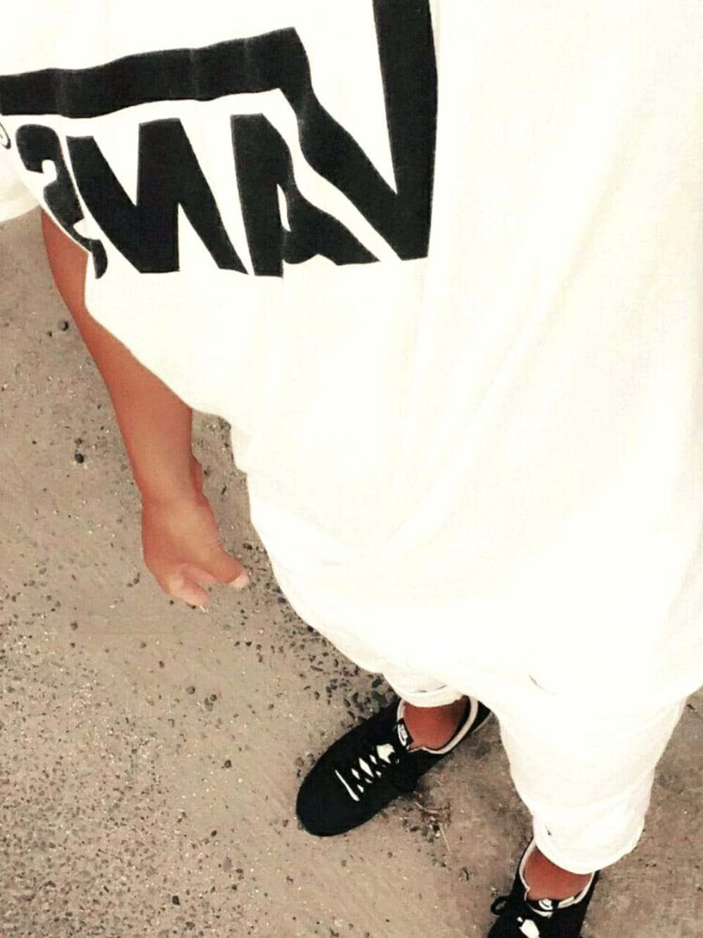 「シンプル」｜「VANSの【VANS】ロゴTシャツ（Tシャツ/カットソー、ホワイト系）」を使った、眞鍋充生さん（メンズ・163cm）の秋コーディネートの1枚目の写真