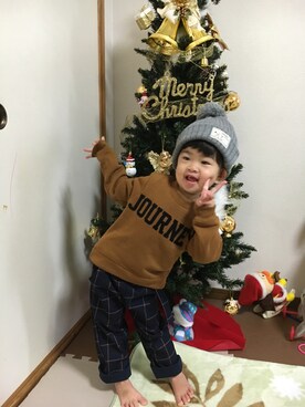 「petit main（プティマイン）のアイテム（ニット/セーター、ブラウン系）」を使った、なつ♡さん（キッズ）の冬コーディネート