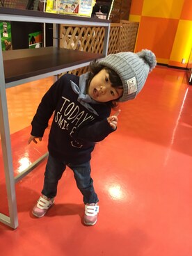 「petit main（プティマイン）のアイテム（ニット/セーター、ブルー系）」を使った、なつ♡さん（キッズ）の冬コーディネート