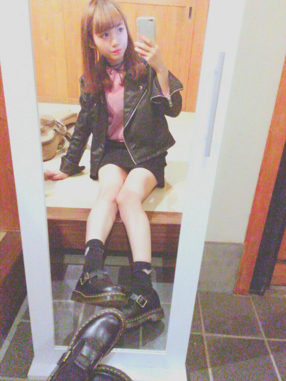「BUBBLES、ラメ、ピンク、Dr.Martens、マーチン、原宿系、きれいめカジュアル、ブラック、WEAR TEAM L.T.L」｜「BUBBLESのリボンチョーカー（チョーカー、ブラック系）」を使った、yuchaさん（レディース・153cm）の秋コーディネートの1枚目の写真