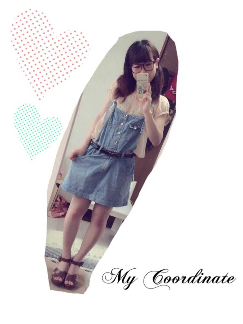 オレンジ系のシャツ/ブラウス、ブルー系のサロペット/オーバーオール、ブラウン系のサンダルを着用したレディースの夏コーディネートの1枚目の写真