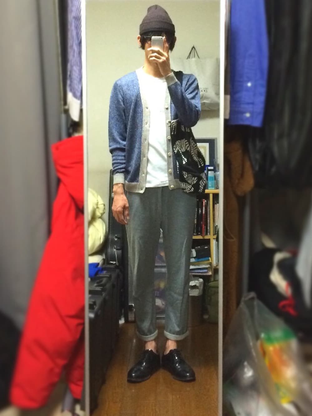 「スウェットパンツ、カーディガン、レザーシューズ、bohemians、ビーニー、リラックスコーデ」｜「URBAN RESEARCH DOORS MENSのD'sh Linen 2 Tone Cardigan Knit（カーディガン/ボレロ、ブルー系）」を使った、しょーぺさん（メンズ・187cm）の春コーディネートの1枚目の写真