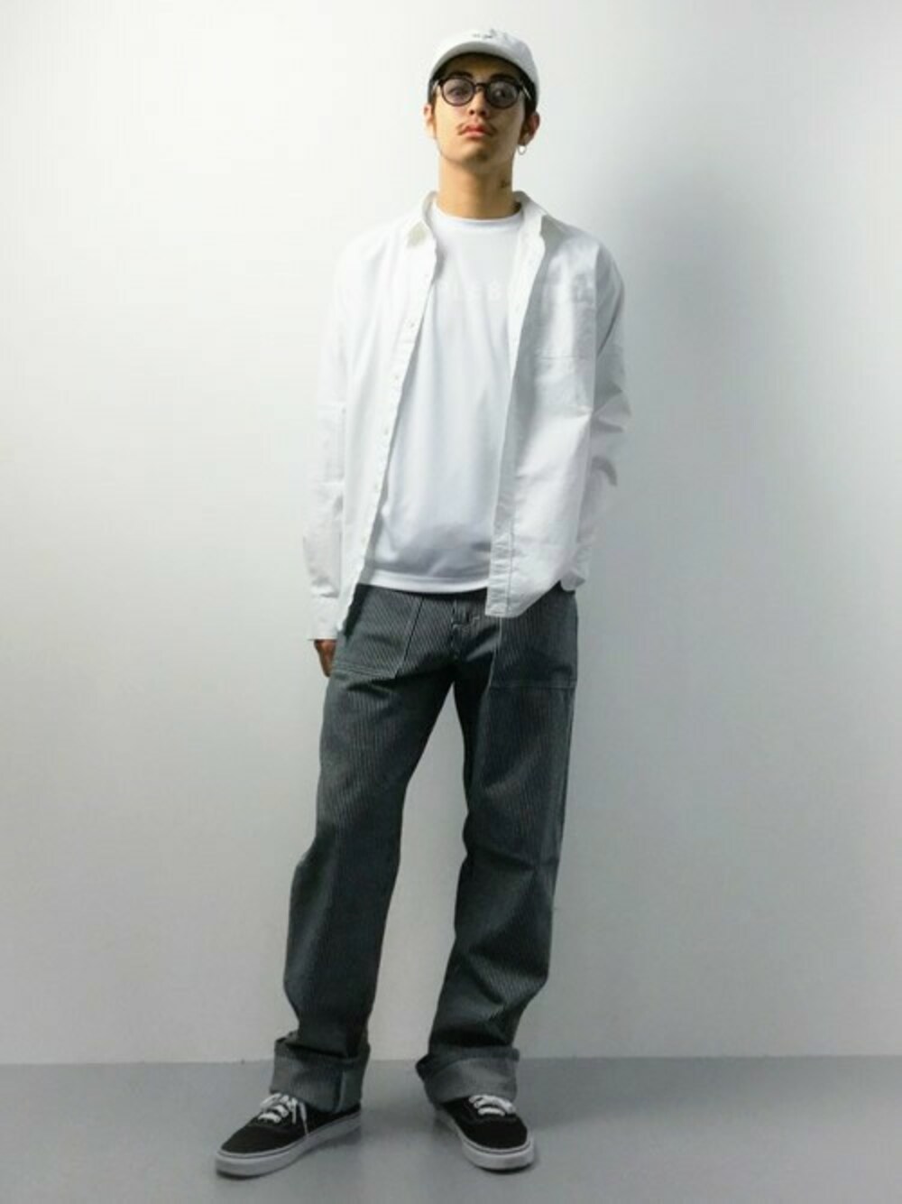 ホワイト系のTシャツ/カットソー、ブルー系のデニムパンツ、ホワイト系のキャップを着用したメンズの夏コーディネートの1枚目の写真