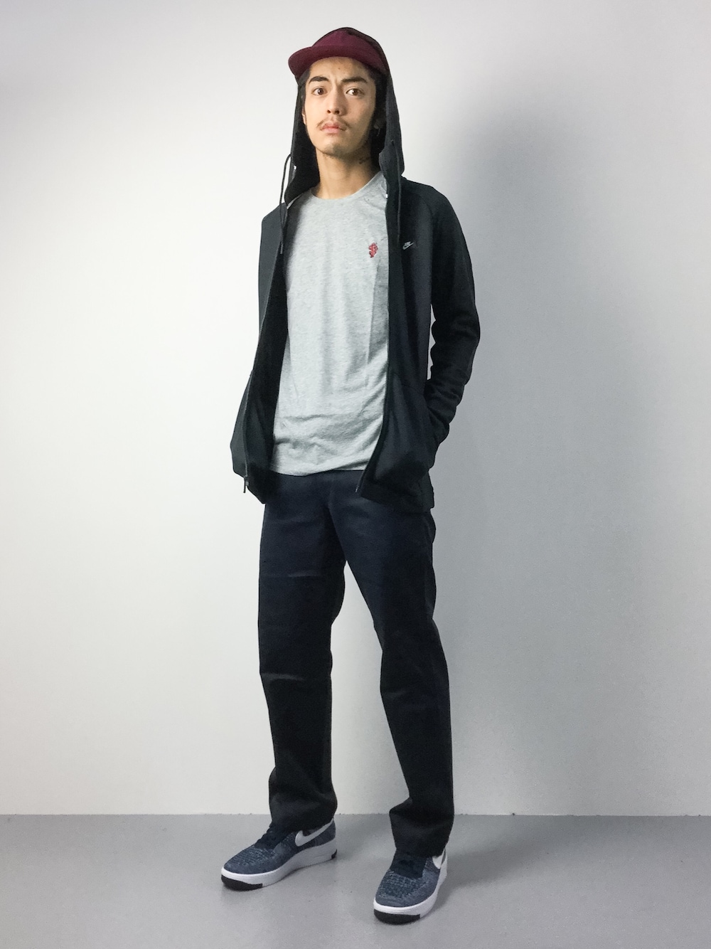 「スニーカー、NIKE、キャップ、パーカー、秋のコーデ、ストリート、モノトーン、street、ストリートMIX、streetfashion」｜「NIKE SBのメンズ ナイキ スケートボーディング マウスTシャツ NIKE SB DRI-FIT MOUSE TEE 806074-010/100/063/425（Tシャツ/カットソー、グレー系）」を使った、ryuto irieさん（メンズ・176cm）の夏コーディネートの1枚目の写真