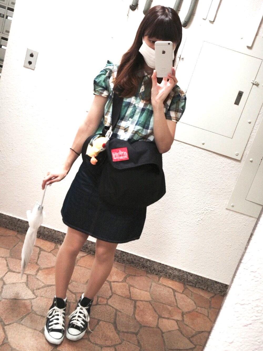 ブラック系のショルダーバッグ、グリーン系のシャツ/ブラウス、ブルー系のデニムスカートを着用したレディースの秋コーディネートの1枚目の写真