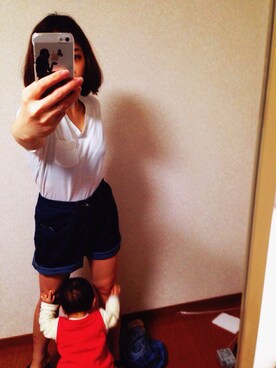 「旦那ののアイテム（Tシャツ/カットソー、ホワイト系）」を使った、Kagari Hiroseさんの春コーディネート