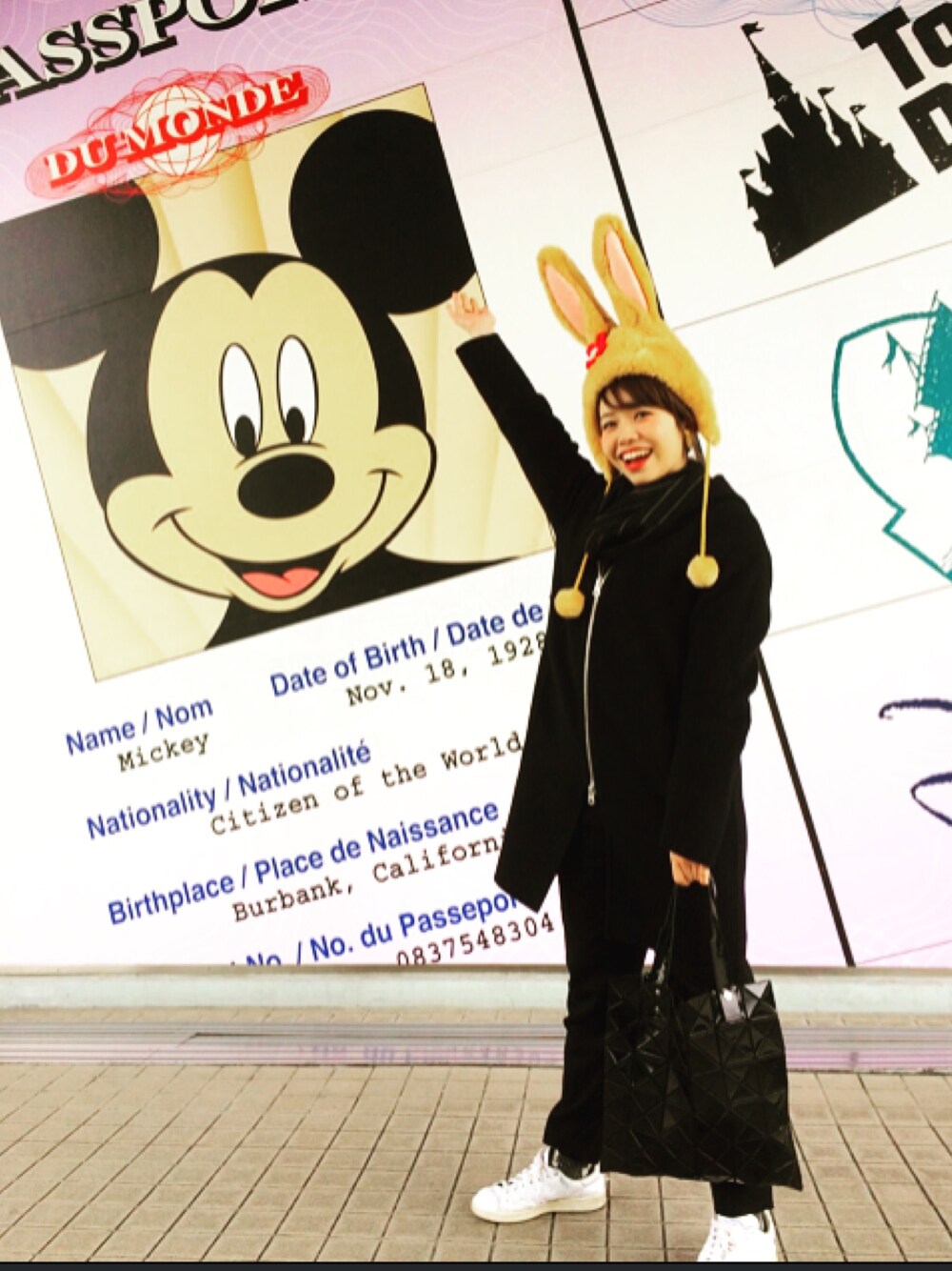 「disney、christmas、ACNE、baobao、stan smith、雨、ファー小物、フードコート」｜「Acne StudiosのAcne Studios Emile Double Wool Coat（ジャケット/アウター、ブルー系）」を使った、isakiさん（レディース・158cm）の冬コーディネートの1枚目の写真