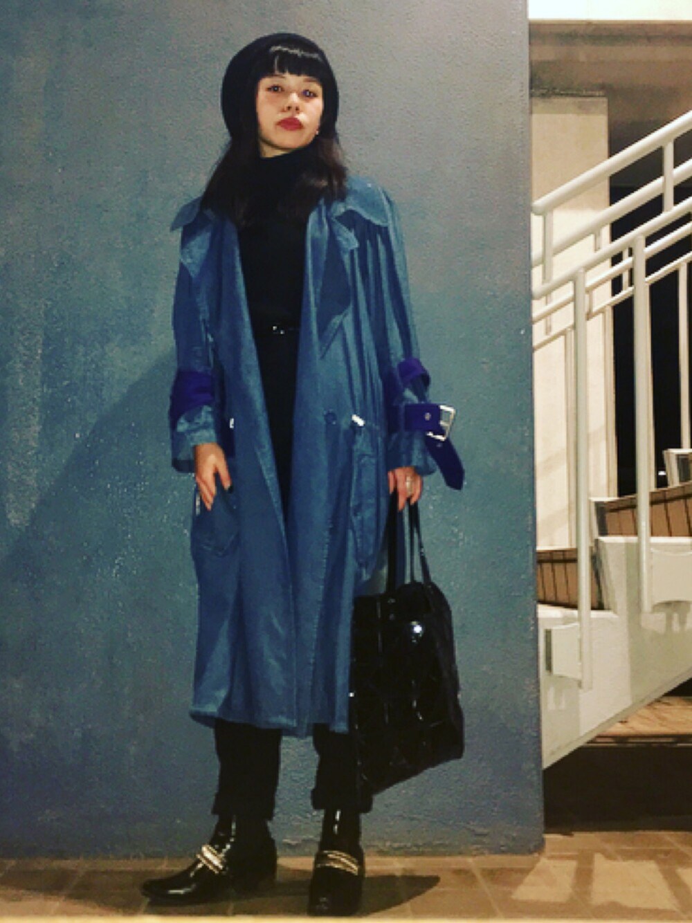 「ベレー帽、リブハイネック、デニムコート、トレンチコート、モノトーン、ACNE、baobao、雨」｜「ACNEのJULES INDIGO PSS14（トレンチコート、ブルー系）」を使った、isakiさん（レディース・158cm）の秋コーディネートの1枚目の写真