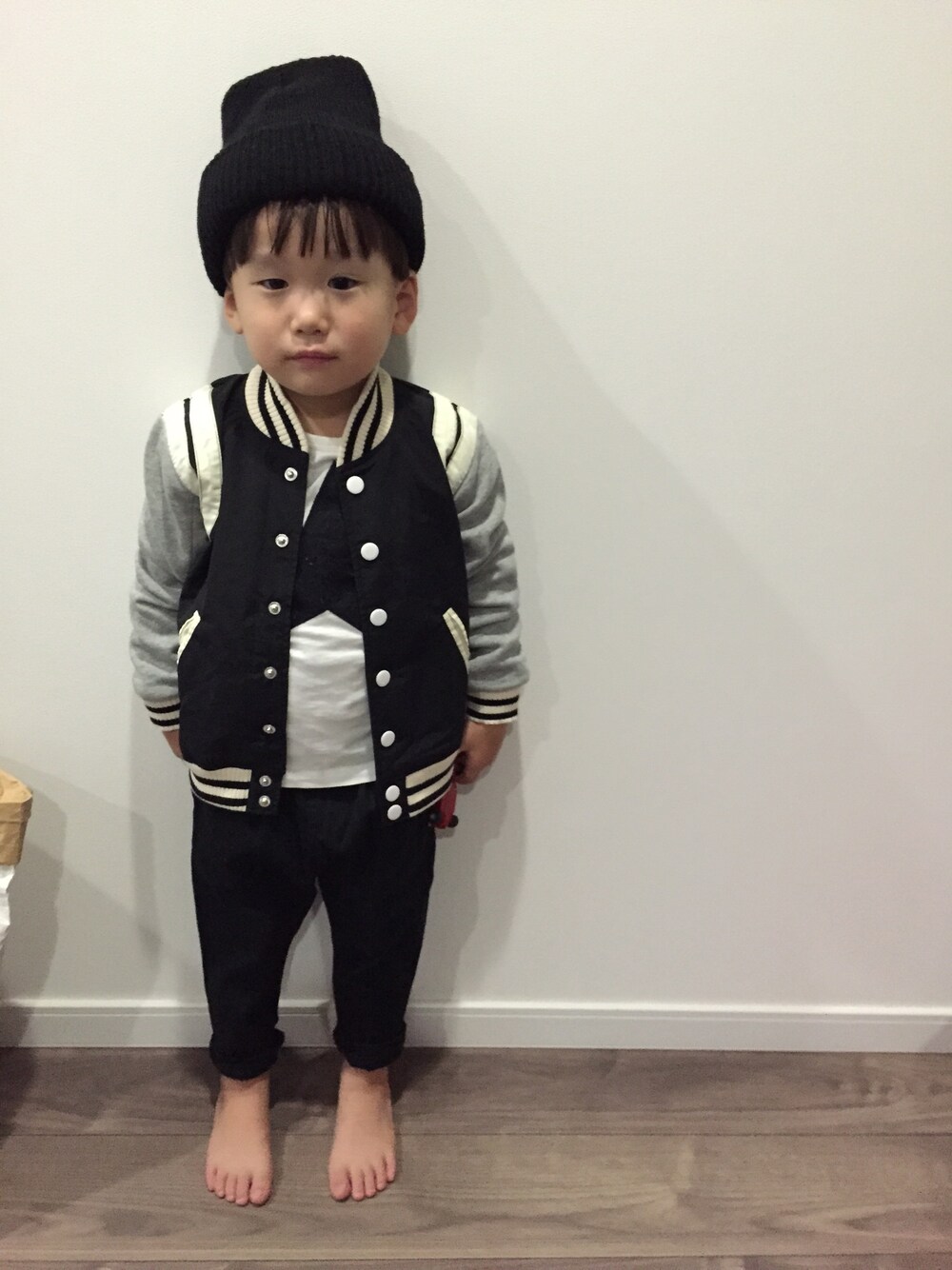 「ニット帽、スタジャン、ブラック、モノトーン、シンプル、サルエルパンツ、男の子、キッスコーデ」｜「COMECHATTO&CLOSETのARTEX WATCH CAP（ニットキャップ/ビーニー、ブラック系）」を使った、yokohinaさん（キッズ・110cm）の秋コーディネートの1枚目の写真