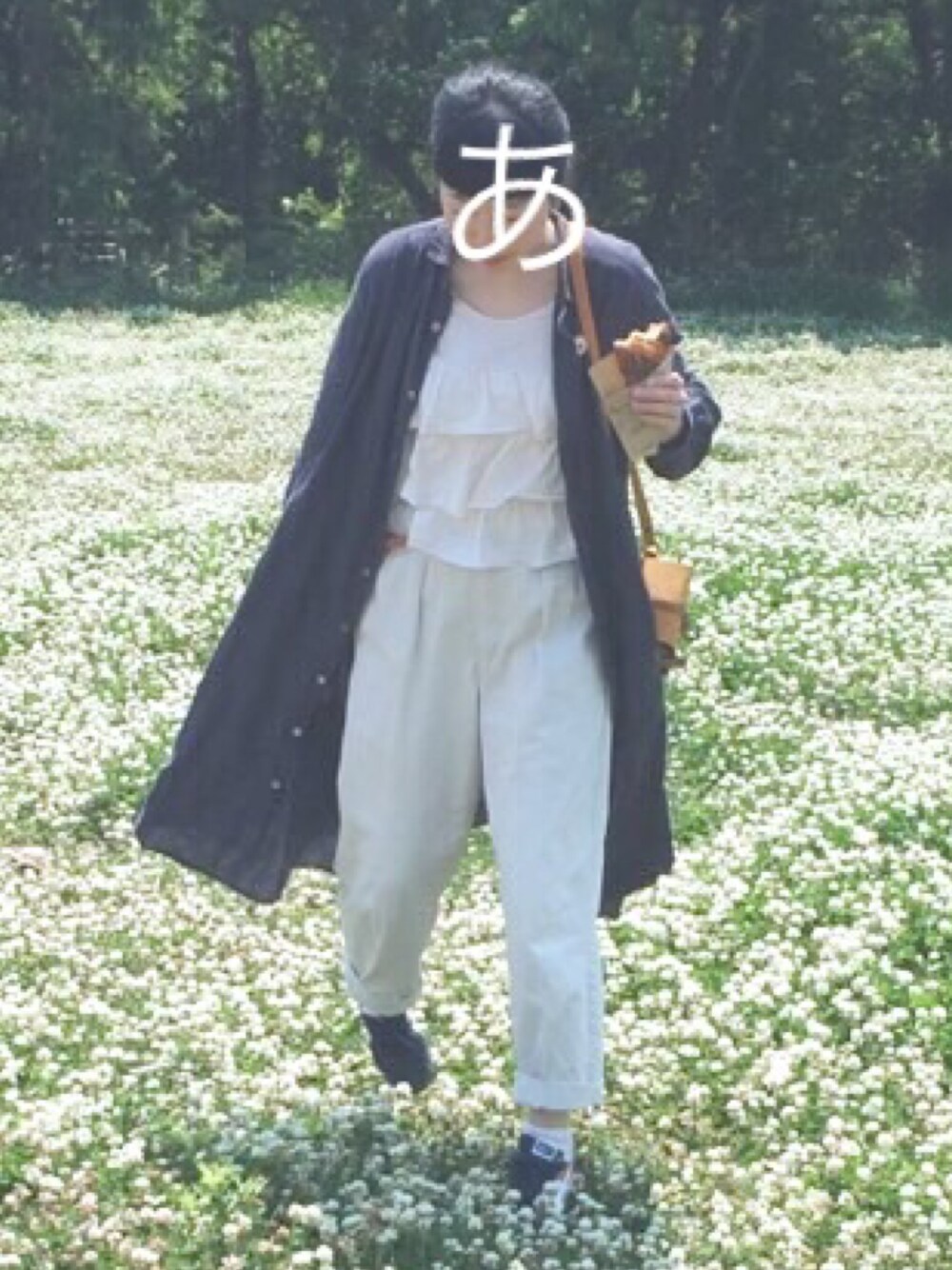 「ホワイトパンツ、ホワイト×ホワイト、ホワイト×ネイビー、リネンワンピース、ウエストイン、ロールアップ、ワンピース×スニーカー」｜「nest Robeのアイテム（ワンピース、ブルー系）」を使った、おたーささん（レディース・165cm）の夏コーディネートの1枚目の写真