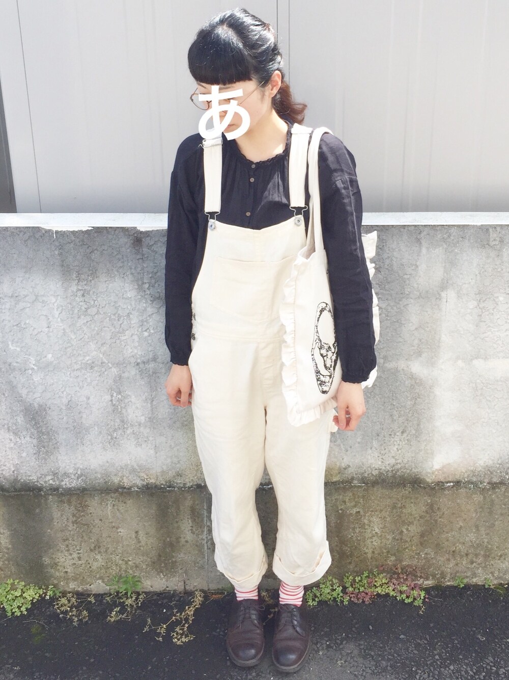 「ボーダーソックス、しましま、赤×白、メガネ女子、ノーカラーシャツ、オーバーオール、ホワイトコーデ、古着MIX」｜「金子眼鏡のアイテム（メガネ、ゴールド系）」を使った、おたーささん（レディース・165cm）の夏コーディネートの1枚目の写真