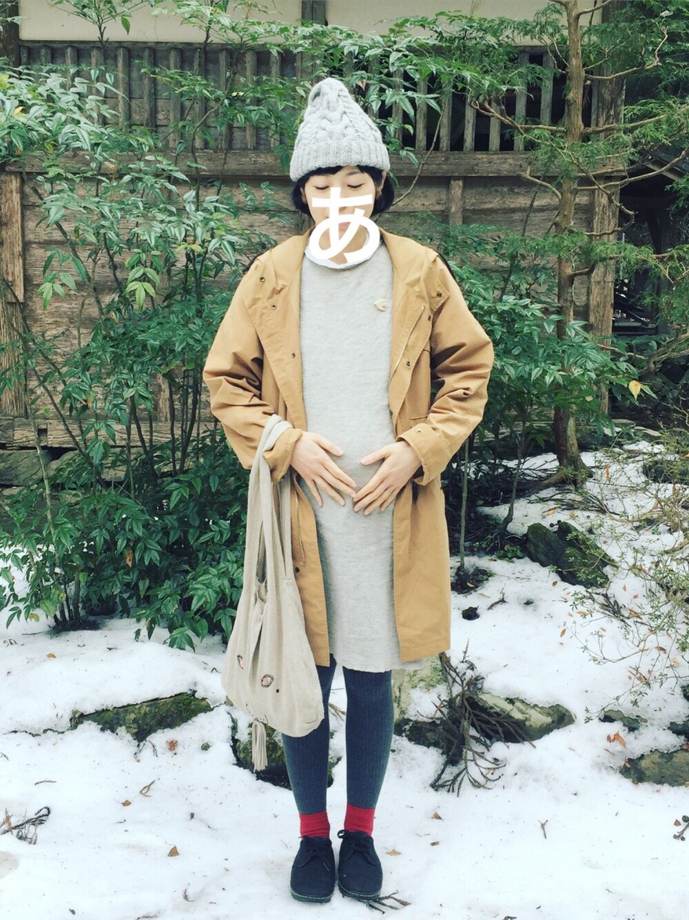 「シンプルコーデ、ニット帽、ニットワンピース、黒スニーカー、靴下屋、赤い靴下、妊婦コーデ」｜「BEAUTY&YOUTH UNITED ARROWSのアイテム（ジャケット/アウター、ベージュ系）」を使った、おたーささん（レディース・166cm）の冬コーディネートの1枚目の写真