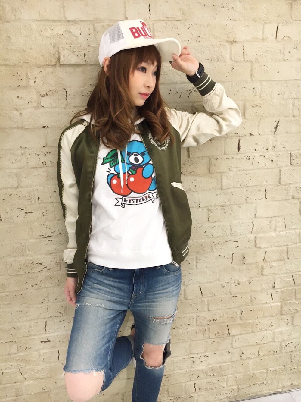 ホワイト系のパーカー、グリーン系のジャケット/アウター、ブルー系のデニムパンツを着用したレディースの春コーディネートの1枚目の写真