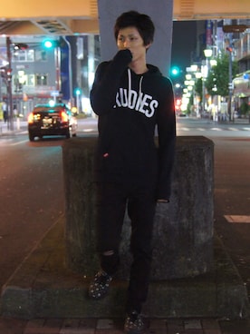 「RUDIE'S（ルーディーズ）のアイテム（パーカー、ブラック系）」を使った、tAku  吉岡さん（メンズ・175cm）の冬コーディネート