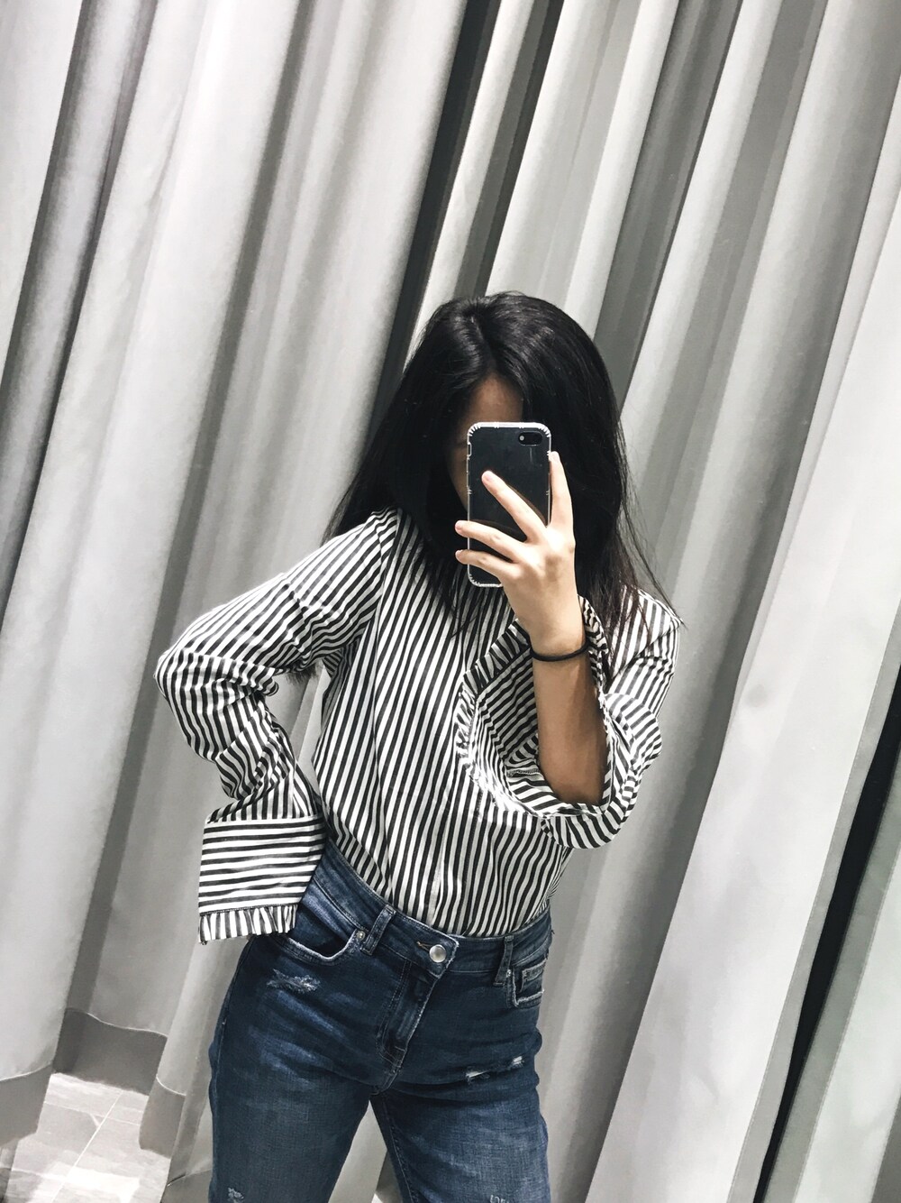 「H&Mのアイテム（シャツ/ブラウス、ブラック系）」を使った、Holly Wangさん（レディース・150cm）の秋コーディネートの1枚目の写真