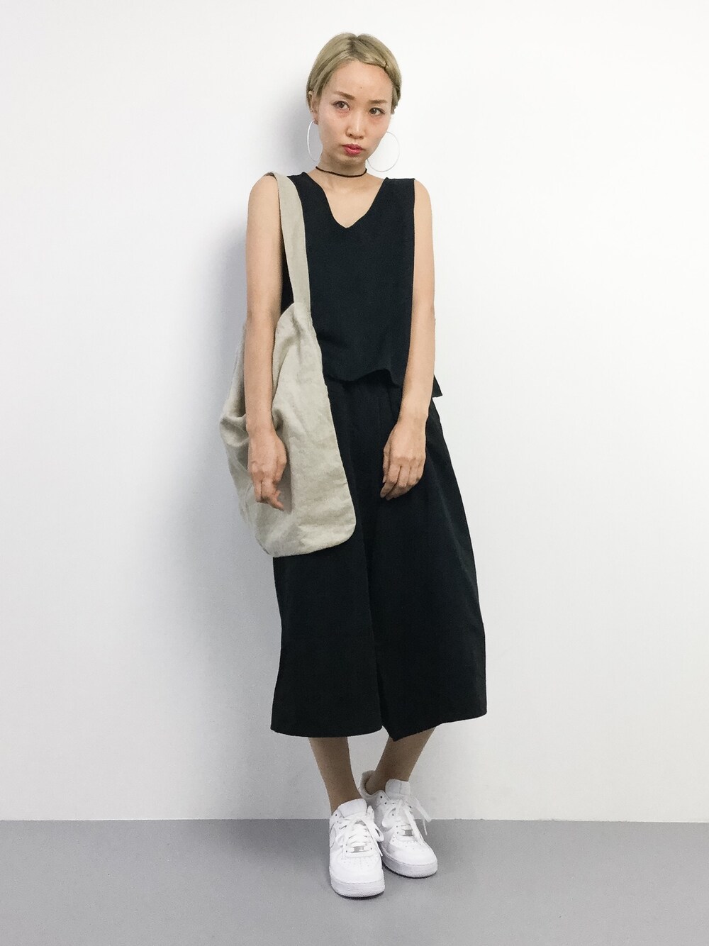 ブラック系のサロペット/オーバーオール、ベージュ系のショルダーバッグを着用したレディースの夏コーディネートの1枚目の写真