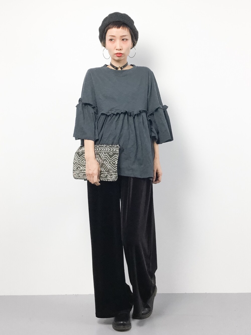 「カジュアル、ラフ、ラフスタイル、ootd、ゆるパンツ、ママコーデ、ゆるコーデ、ラクチンコーデ、outfit、オトナカジュアル」｜「marjourのFrill tops（Tシャツ/カットソー、グレー系）」を使った、COLLENTE(yuco)さん（レディース・168cm）の秋コーディネートの1枚目の写真