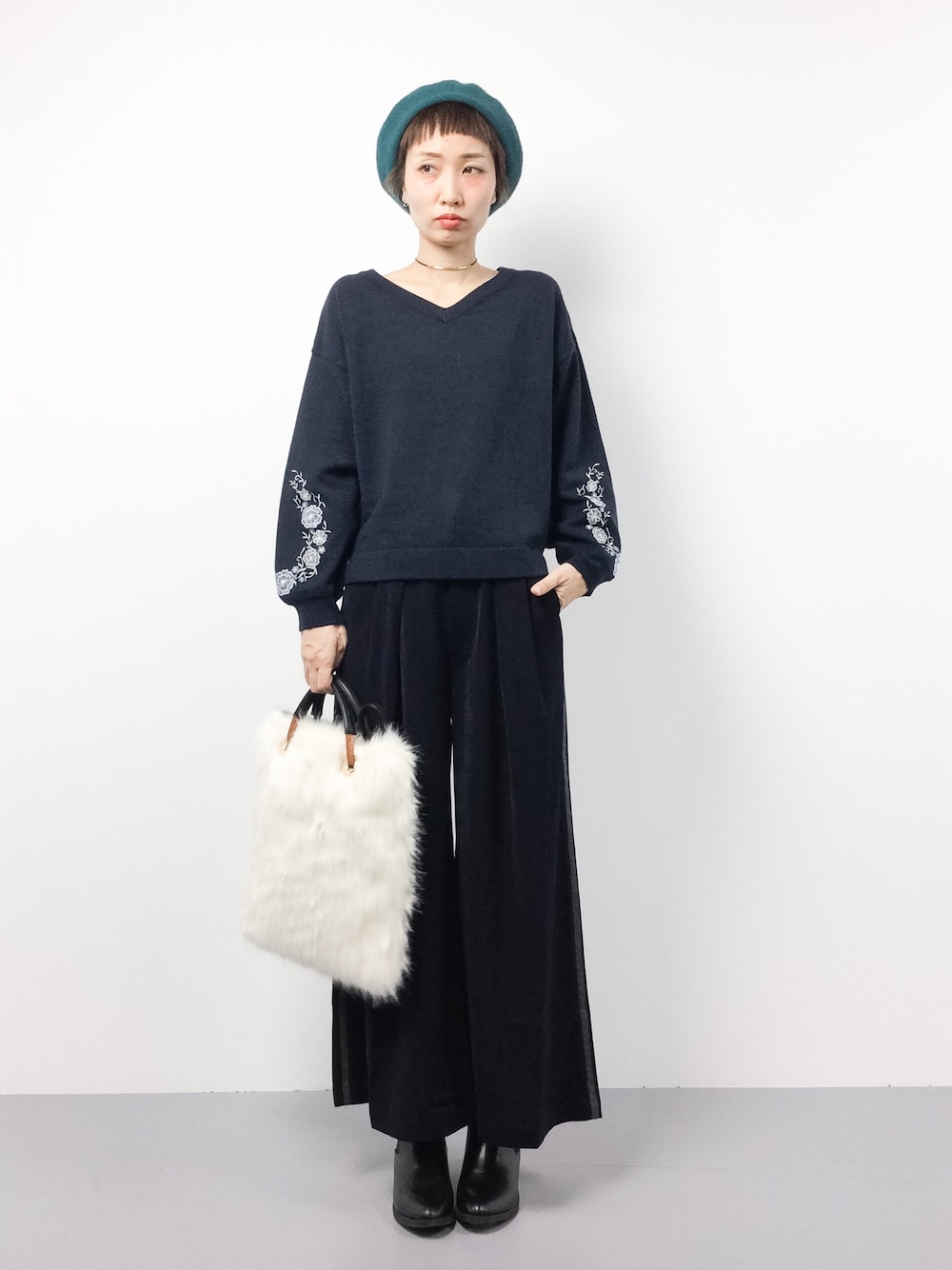 「カジュアル、シンプル、ラフ、冬、ラフスタイル、ootd、ママコーデ、ラクチンコーデ、outfit、オトナカジュアル」｜「archivesのカシミアタッチ プルオーバー（ニット/セーター、ブルー系）」を使った、COLLENTE(yuco)さん（レディース・168cm）の秋コーディネートの1枚目の写真