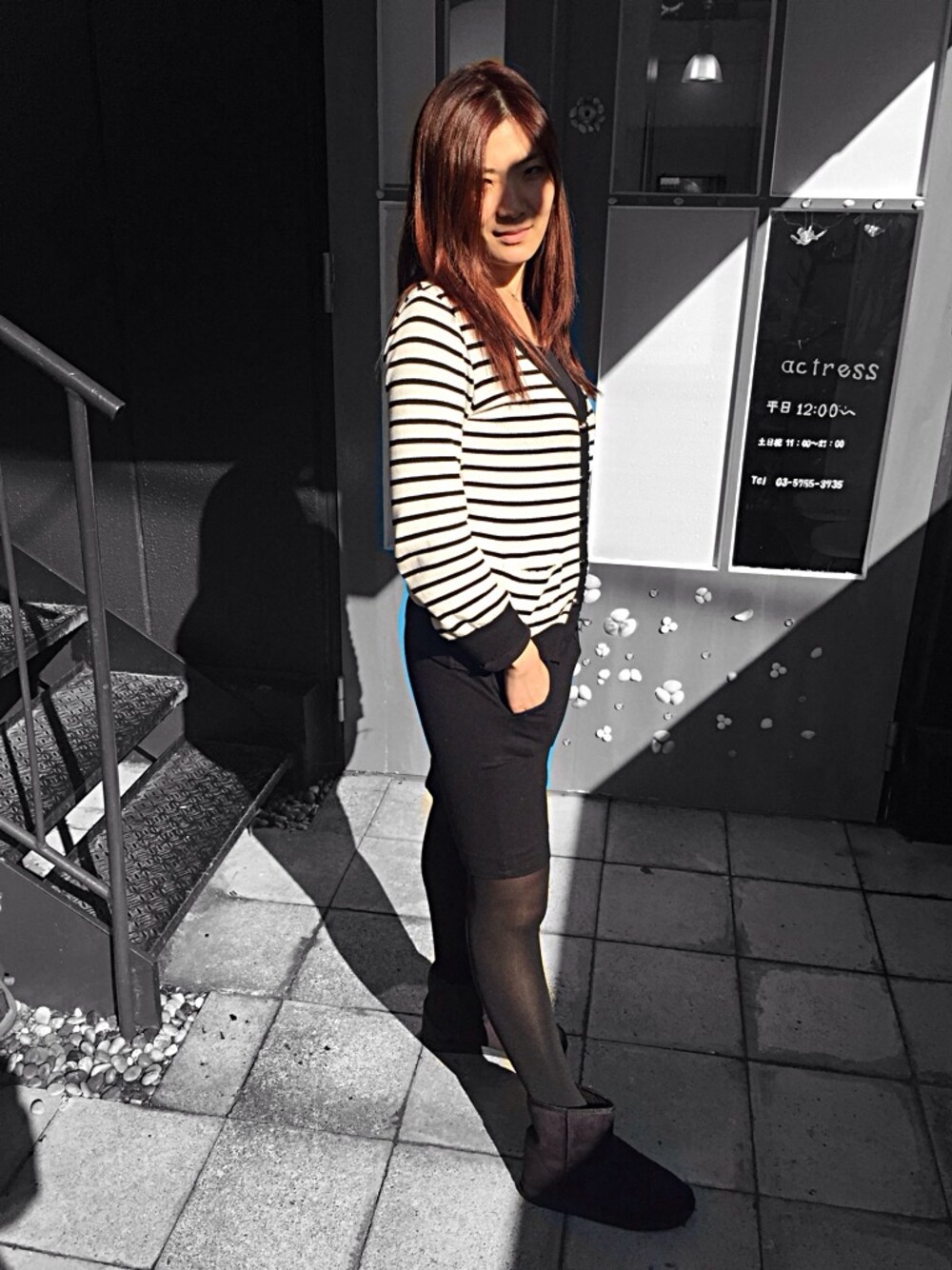 ブラック系のカーディガン/ボレロ、ブラック系のスカート、ブラック系のその他シューズを着用したレディースの冬コーディネートの1枚目の写真