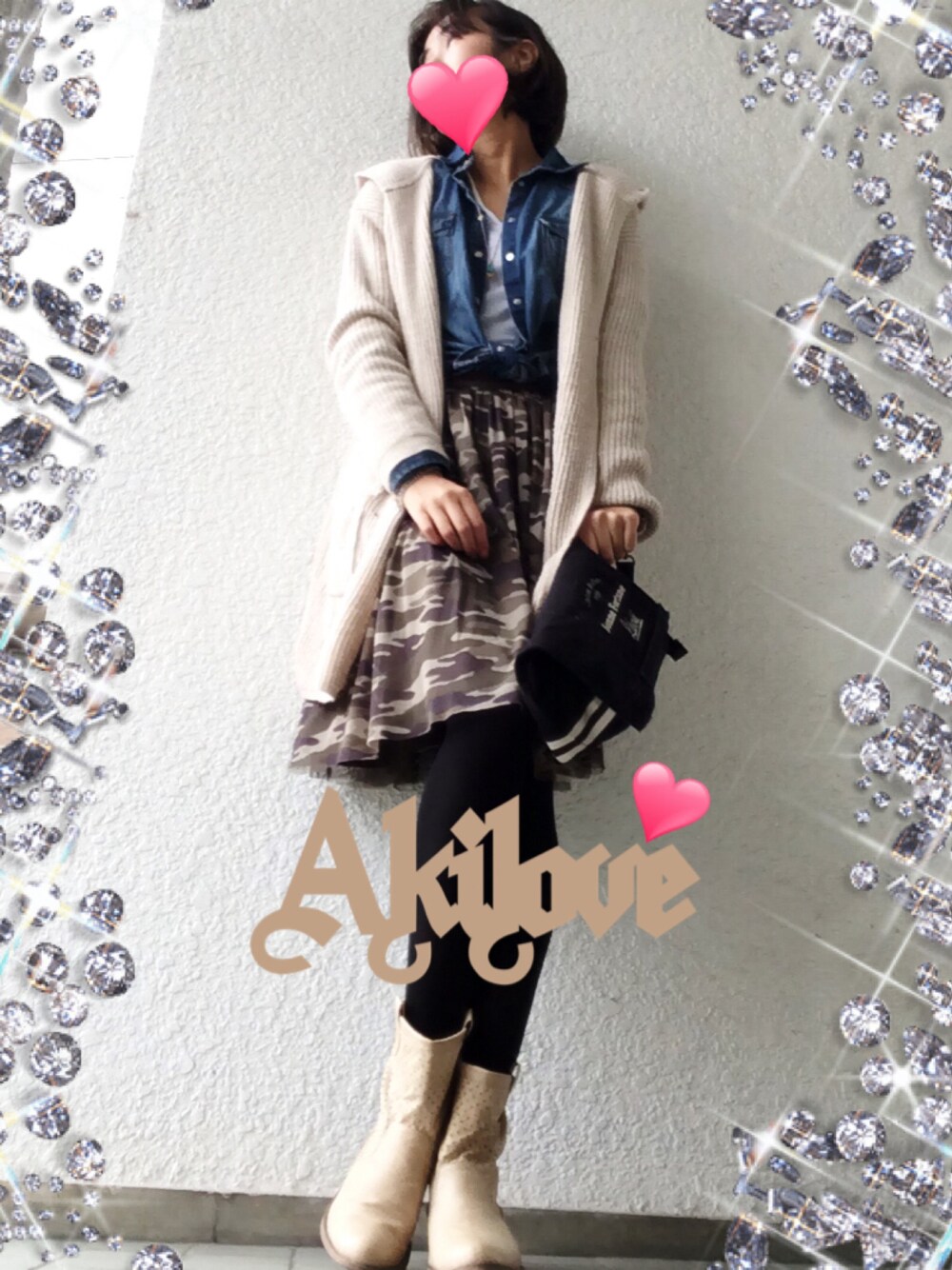 ベージュ系のカーディガン/ボレロ、ブルー系のシャツ/ブラウス、グリーン系のスカートを着用したレディースの秋コーディネートの1枚目の写真