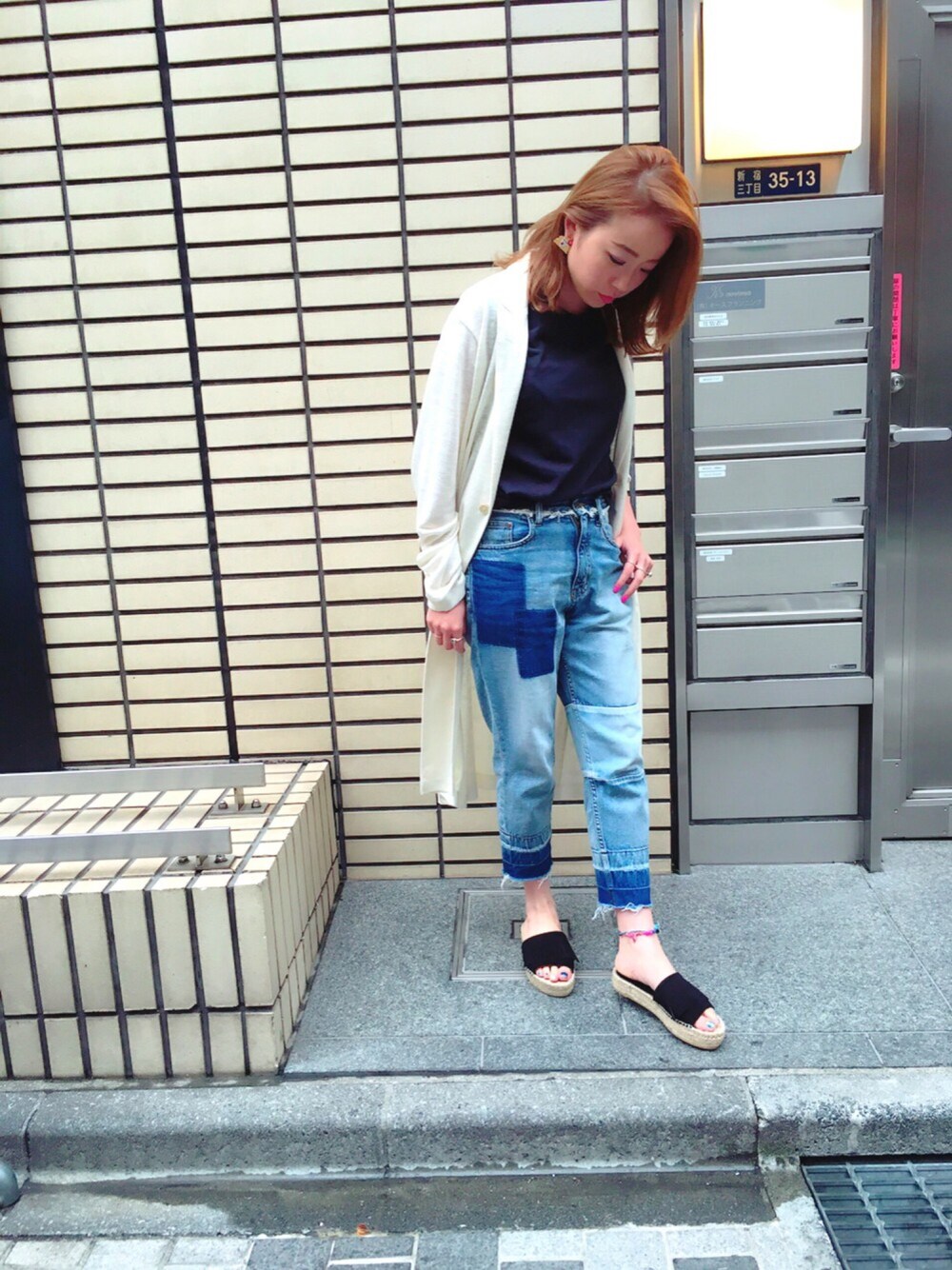 ブルー系のデニムパンツ、ブラック系のTシャツ/カットソーを着用したレディースの春コーディネートの1枚目の写真