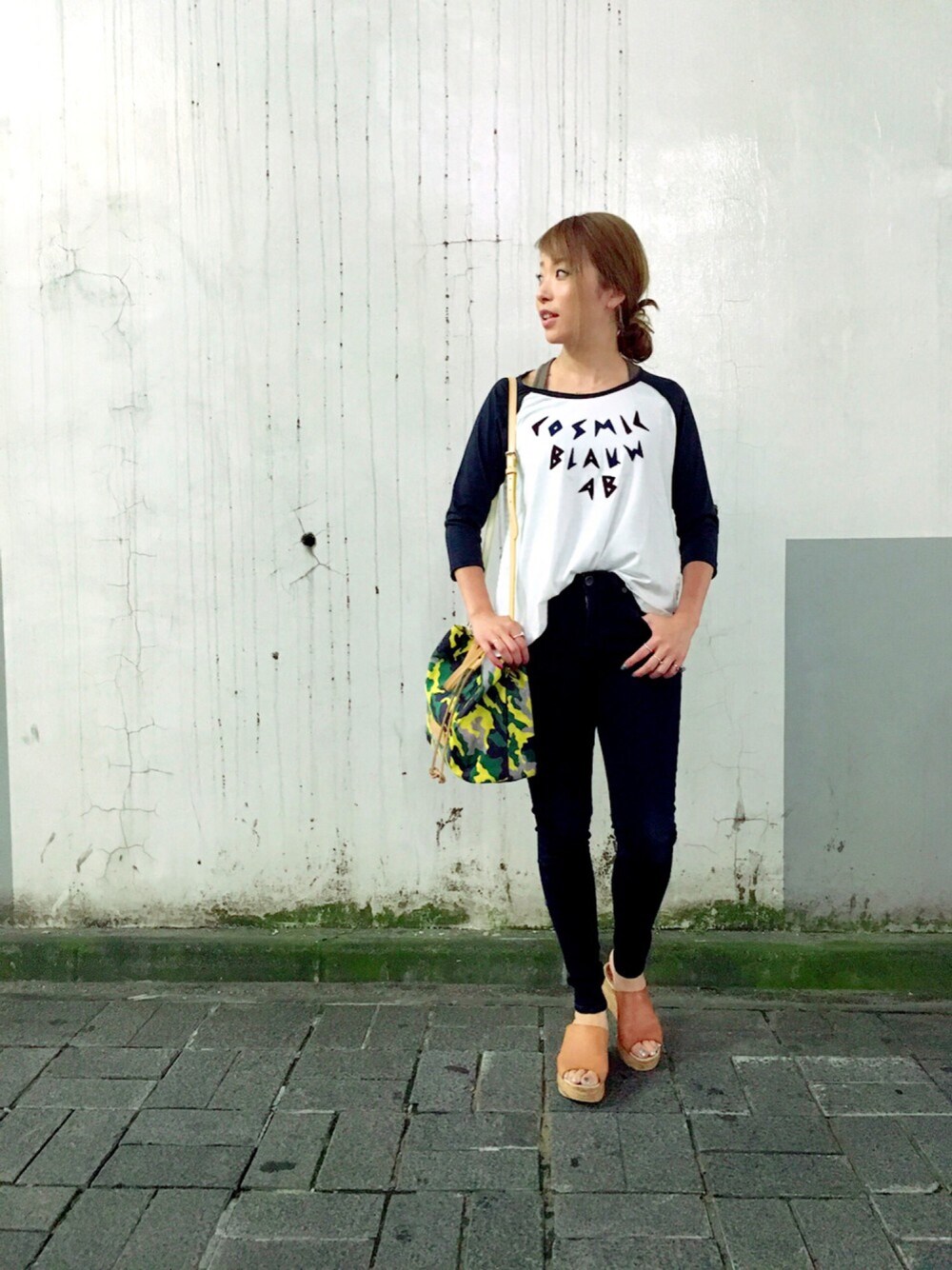 ホワイト系のTシャツ/カットソーを着用したレディースの夏コーディネートの1枚目の写真