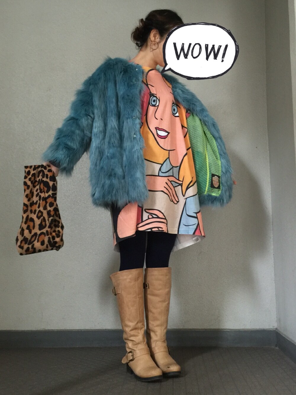 ホワイト系のTシャツ/カットソー、ブルー系のノーカラージャケット、ブラウン系のブーツを着用したレディースの冬コーディネートの1枚目の写真