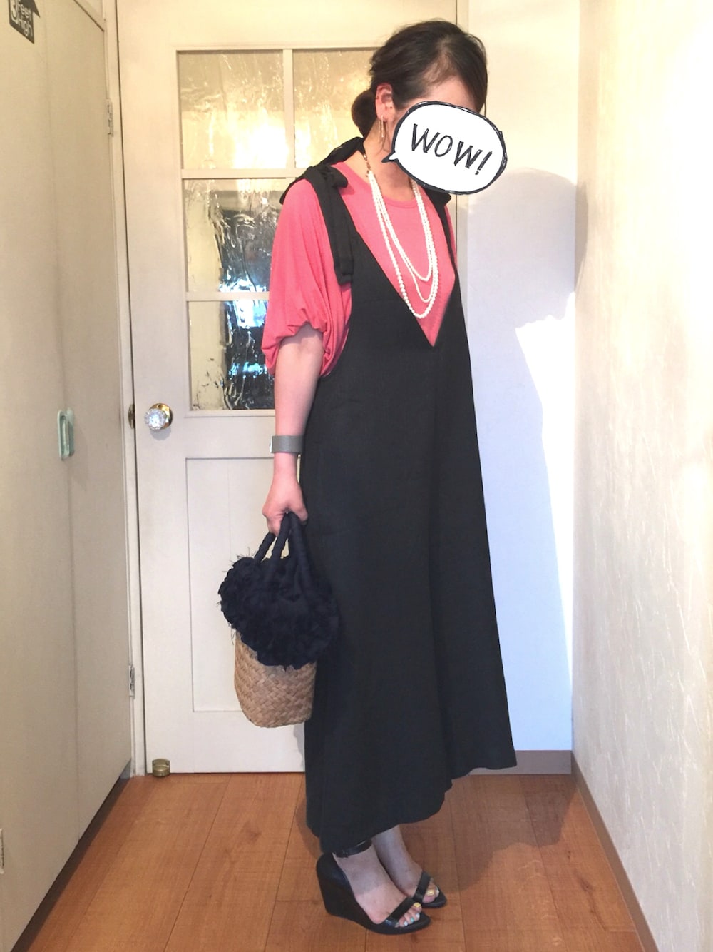「休日スタイル、雨の日コーデ、お出かけコーデ、サロペット、リボン(モチーフ)、ウェッジソール、メリッサ、ラバーサンダル、KBF、ピンクリボン」｜「KBFのKBF リボンショルダーサロペット（サロペット/オーバーオール、ブラック系）」を使った、なるラムさん（レディース・160cm）の夏コーディネートの1枚目の写真